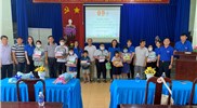 Chi đoàn VKSND tỉnh Bà Rịa – Vũng Tàu tặng quà cho các em học sinh có hoàn cảnh khó khăn trên địa bàn xã Xà Bang, huyện Châu Đức