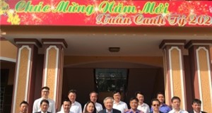 Đồng chí Nguyễn Hòa Bình, Bí thư Trung ương Đảng, Chánh án Tòa án nhân dân Tối cao thăm cán bộ công chức Viện kiểm sát nhân dân huyện Côn Đảo