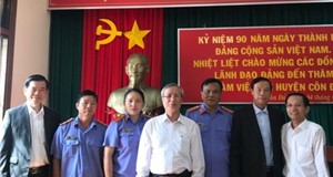 Đồng chí Trần Quốc Vượng, Ủy viên Bộ Chính trị, Thường trực Ban Bí thư thăm cán bộ công chức Viện kiểm sát nhân dân huyện Côn Đảo