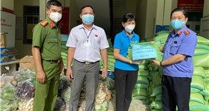 Phòng 1 VKSND tỉnh Bà Rịa - Vũng Tàu và Phòng Cảnh sát kinh tế Công an tỉnh trao tặng quà cứu trợ nhân dân gặp khó khăn tại Phường 5 và phường Rạch Dừa, thành phố Vũng Tàu