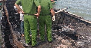 VKSND huyện Long Điền khám nghiệm hiện trường vụ cháy ghe trên địa bàn xã Phước Tỉnh.
