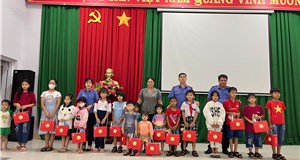 Viện kiểm sát nhân dân huyện Châu Đức tặng quà Tết Trung Thu cho các em thiếu nhi có hoàn cảnh khó khăn tại xã Bàu Chinh