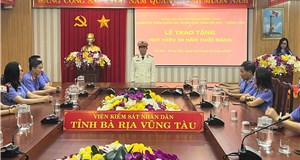 ĐỒNG CHÍ NGUYỄN HỒ ĐIỆP – TRƯỞNG PHÒNG 10 VKSND TỈNH NHẬN HUY HIỆU 30 NĂM TUỔI ĐẢNG