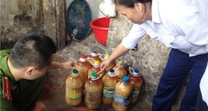 Hà Nội: Kinh hoàng xưởng sản xuất hơn 1.000 lít mỡ lợn không rõ nguồn gốc