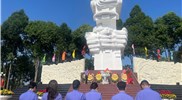 Dâng hương tưởng niệm các anh hùng liệt sĩ tại Di tích lịch sử Bình Giã nhân kỷ niệm 50 năm Ngày Giải phóng miền Nam, thống nhất đất nước