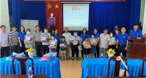 Chi đoàn VKSND tỉnh Bà Rịa – Vũng Tàu tặng quà cho các em học sinh có hoàn cảnh khó khăn trên địa bàn xã Xà Bang, huyện Châu Đức