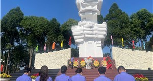 Dâng hương tưởng niệm các anh hùng liệt sĩ tại Di tích lịch sử Bình Giã nhân kỷ niệm 50 năm Ngày Giải phóng miền Nam, thống nhất đất nước